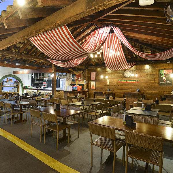 Interior aconchegante da Tasca do Portuga